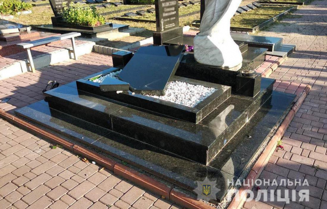 В Житомирской области разбили надгробия бойцов АТО