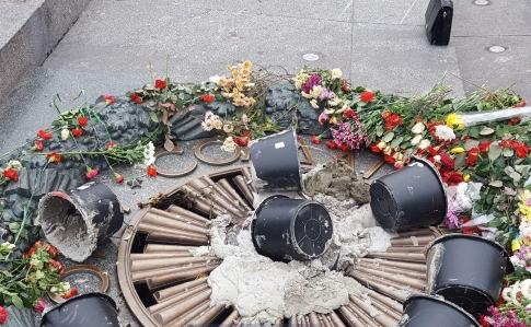 Вандали знову залили цементом Вічний вогонь у Києві
