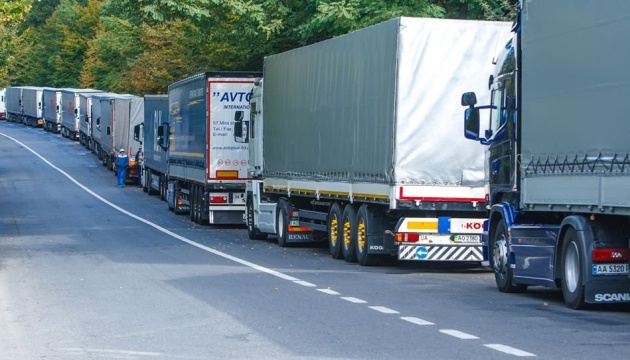 Словацькі перевізники почали блокувати кордон: у напрямку України стоїть 300 вантажівок
