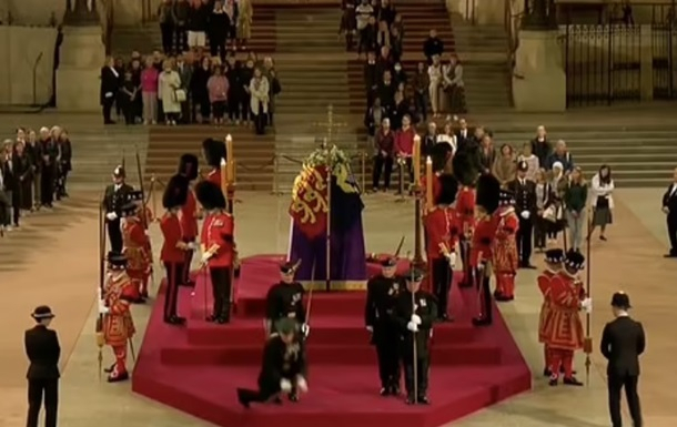 Під час прощання у Вестмінстерському палаці біля труни Єлизавети II знепритомнів королівський вартовий