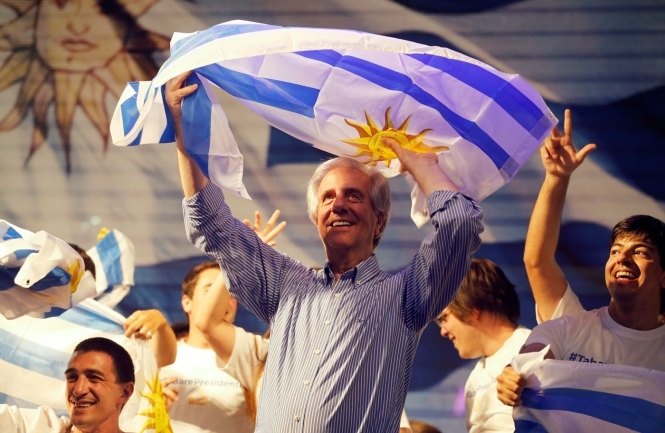 Президент Уругвая в самолете спас француженку от удушья