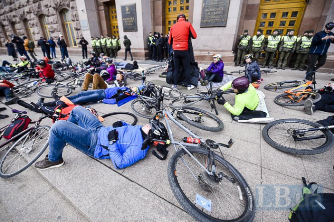 Велосипедисты провели лежащий протест возле мэрии Киева