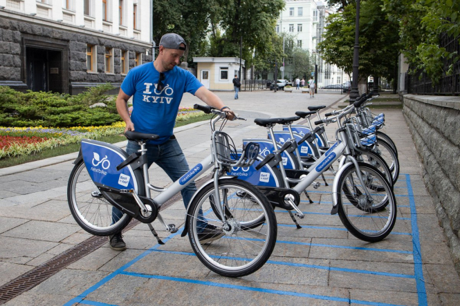 У Администрации президента в Киеве открыли пункт проката велосипедов