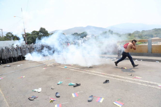 В Венесуэле силовики блокируют гуманитарную помощь, применили газ