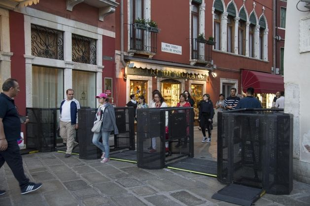 В Венеции установили турникеты для контроля количества туристов в городе
