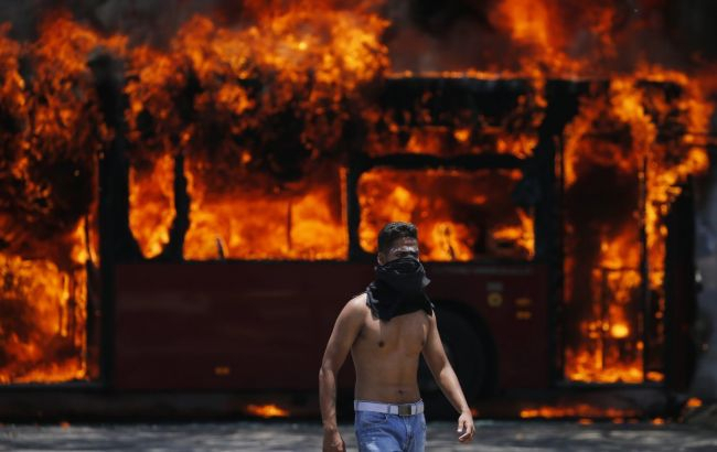 Число пострадавших в результате столкновения в Венесуэле растет, - ФОТО (обновлено)