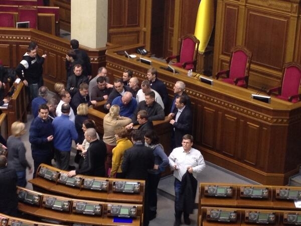 Рада внесла в повестку дня постановление об отставке министра Захарченко