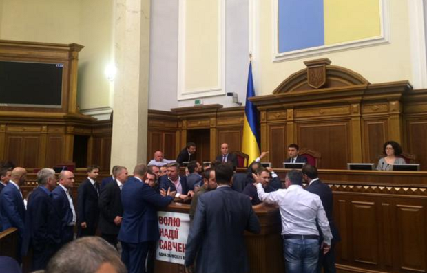 Заседание Рады закрыли из-за столкновения между представителями коалиции и фракции Ляшко, - видео