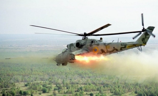 Силовики из вертолетов обстреливают террористов в Славянске