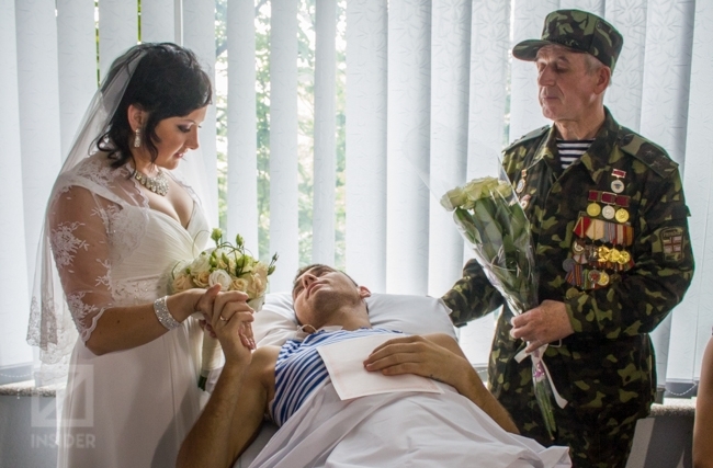 Десантники, которые пострадали во время АТО, сыграли две свадьбы в военном госпитале, - фото