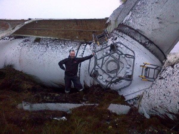 В Ірландії упала 80-метрова вітрова турбіна: звук був, як від вибуху бомби, - фото, відео