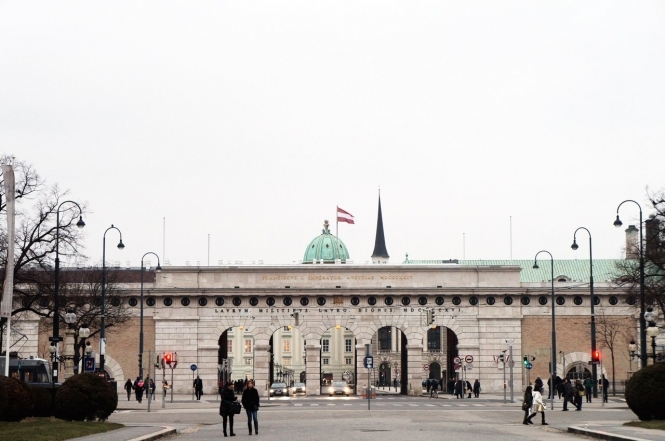 Пакт австрийской коалиции предусматривает запрет хиджабов, превентивный арест, - СМИ