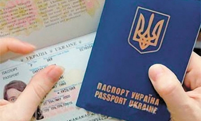 Украинский паспорт за год поднялся на три позиции в рейтинге Henley&Partners