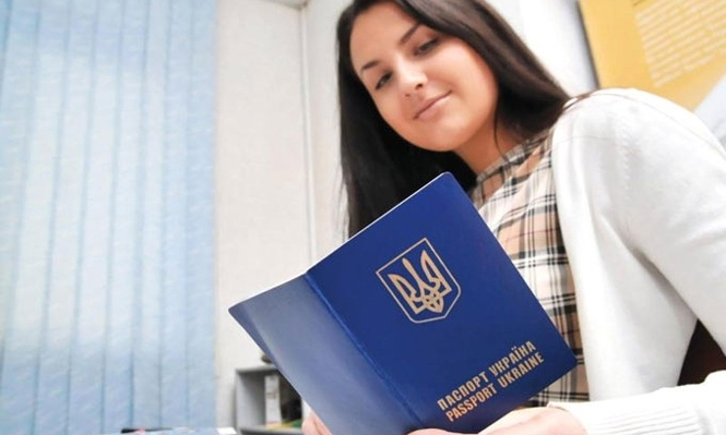 В Азарова кажуть, що на оформлення закордонних паспортів бракує бланків 