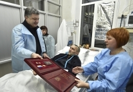 Полковнику, который принимал Саур-могилу, Президент вручил Звезду Героя в госпитале