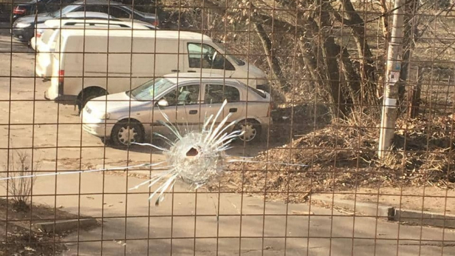 Неизвестные обстреляли окна Голосеевского райсуда в Киеве