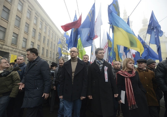 Українці не повстануть під проводом партій, уряд приготував правила перевезення, Брюссель не побачив "покращення" в Україні
