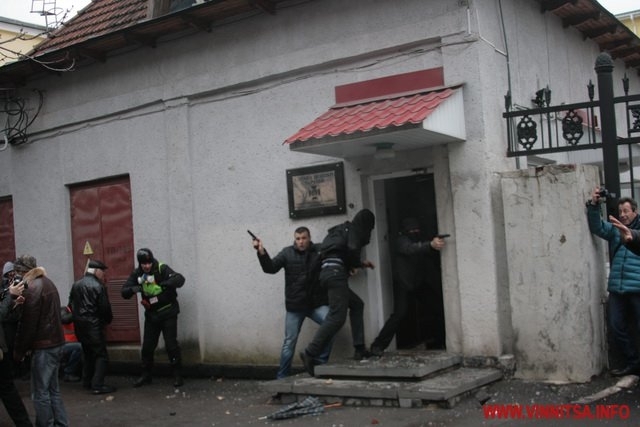 В Виннице возле здания СБУ открыли огонь по протестующим, - фото, видео