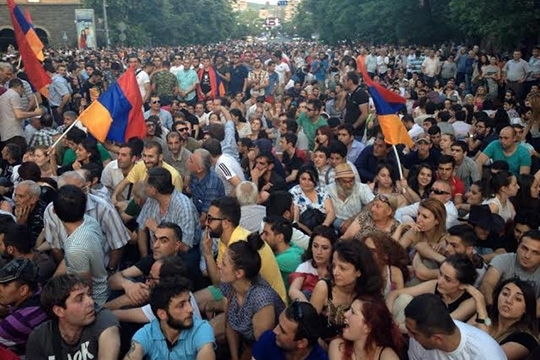 В Ереване тысячи людей вышли на акцию протеста к резиденции президента
