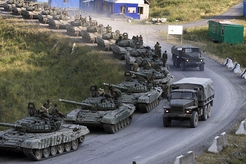 Разведка: Россия отправляет на Донбасс танки, самоходные артиллерийские установки и минометы