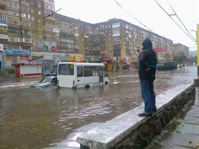 У Кіровограді затопило вулиці і будинки (відео)