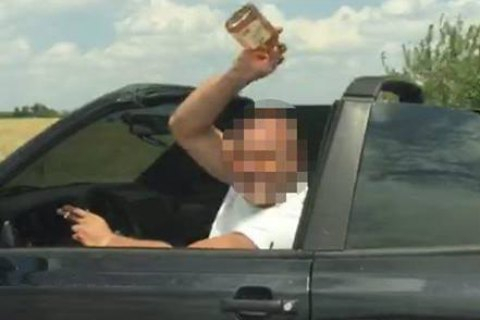 В Одессе пьяный водитель бросался пустыми бутылками в патрульных
