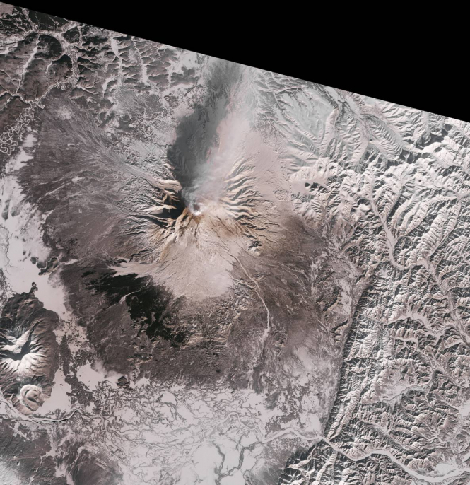 NASA Earth Observatory обнародовала фото извержения самого северного вулкана Камчатки