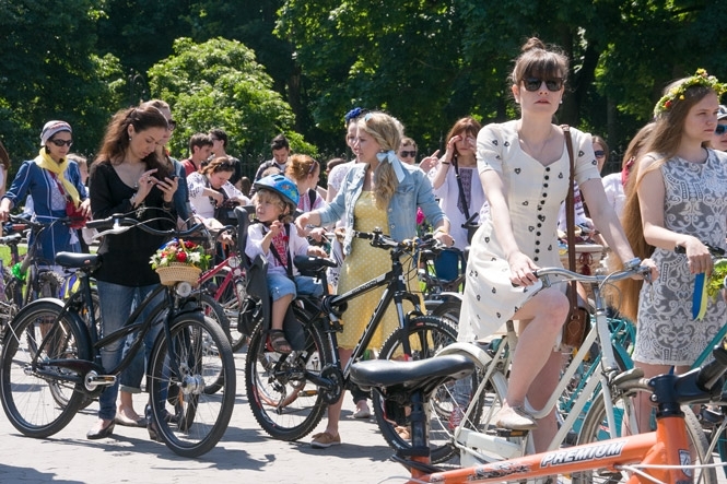 На ровер в вышиванке: во Львове проходил женский велопарад