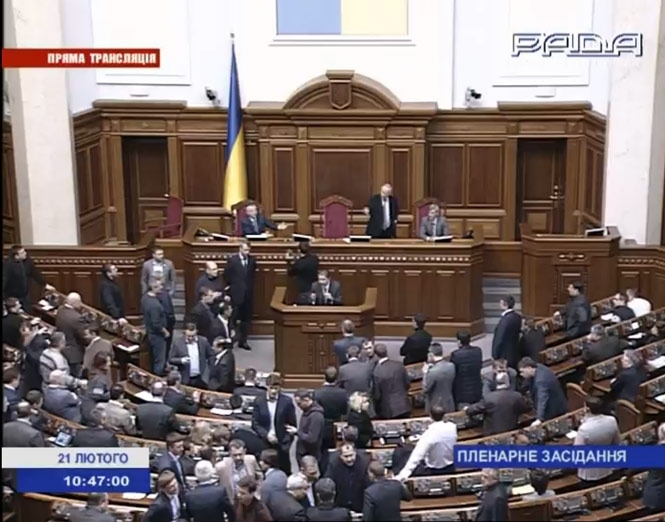 Народные депутаты проголосовали за немедленную амнистию майдановцев