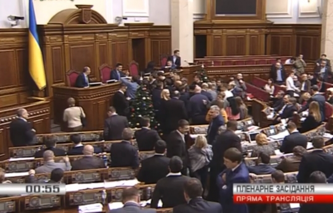 Депутаты заблокировали трибуну, требуя повторного голосования принятого с нарушением закона