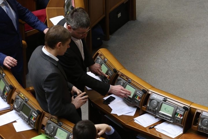 Регіонали не можуть відучитись кнопкодавити