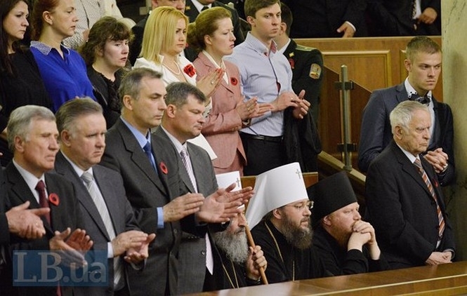 Попы УПЦ МП не встали в Раде во время зачитывания имен бойцов АТО - героев Украины