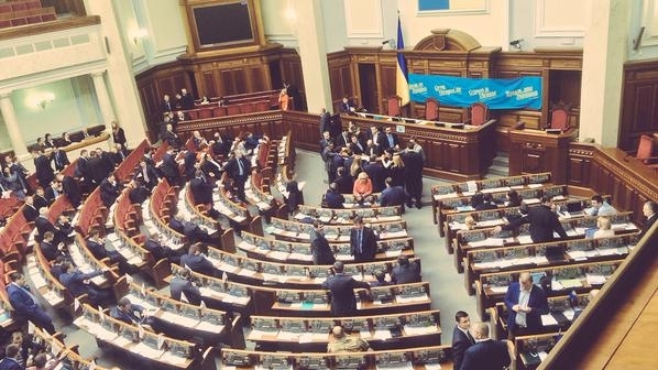 Депутаты заблокировали трибуну, потому что комитет Иванчука так и не собрался на заседание по 