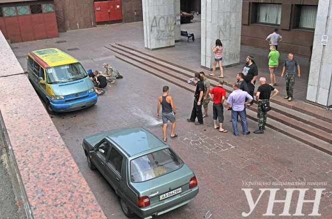 В Києві біля Українського дому пролунав вибух: є поранені, - фото, відео