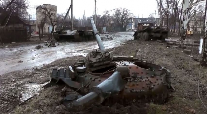 Углегорск после нескольких дней боев: сожженная техника, разрушенные дома, гранаты под ногами, - видео
