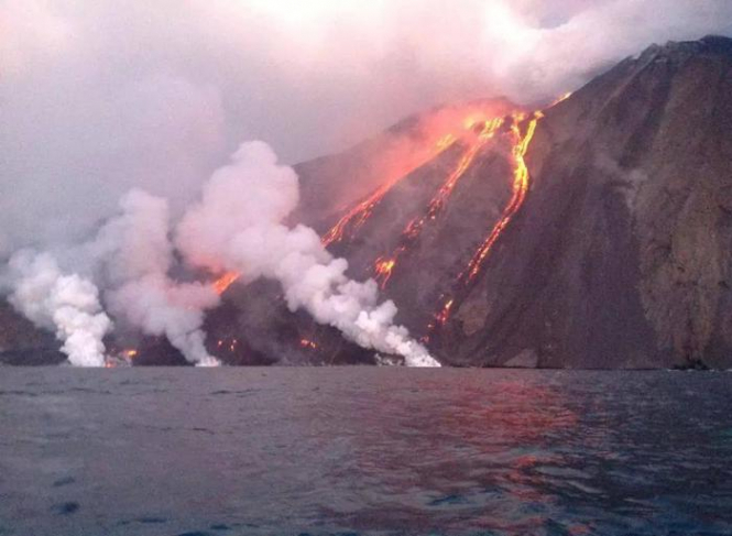 Вулкан почав вивергатися на іспанському острові Пальма в Канарському архіпелазі