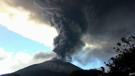 У Сальвадорі тисячі людей евакуювали через вулкан