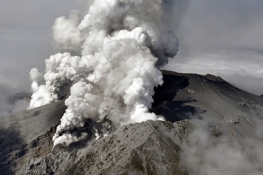 В Японии произошло извержение вулкана: один человек погиб