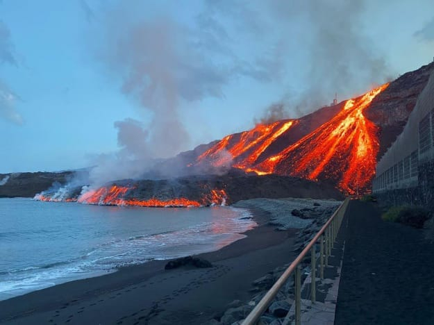Вулкан на Канарах: второй поток лавы достиг Атлантического океана