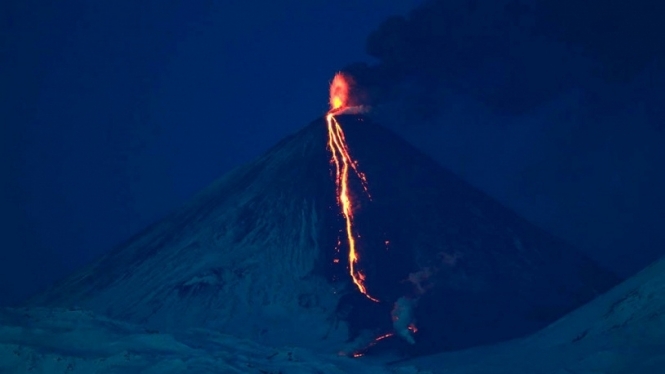 На Камчатці почав вивергатися найбільший вулкан Євразії