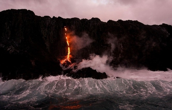 На Гавайях мужчина упал в кратер вулкана, когда делал Селфи. Он пролетел 21 метр, но выжил