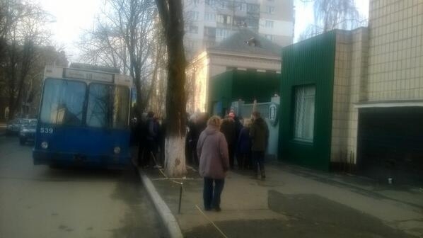 Люди троллейбусом блокируют выезды военнослужащих из части в Киеве