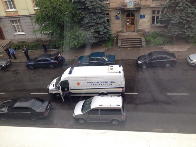 У Львові стався вибух біля райвідділу МВС: міліціонер отримав поранення