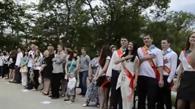 У Ялті випускники заспівали український гімн під музику російського, - відео