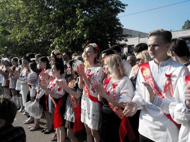 В оккупированном Севастополе выпускники на последний звонок пришли в вышиванках, - фото