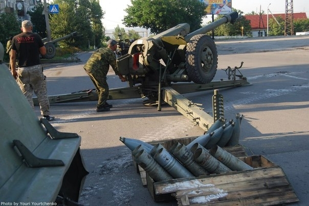 Оплотівці ведуть обстріл з центру Шахтарська, прикриваючись живим щитом, - фото
