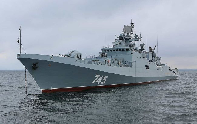 Військовий корабель рф здійснив попереджувальні постріли по британській яхті