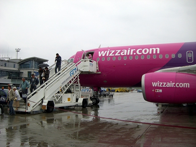 Wizz Air впроваджує плату за ручний багаж