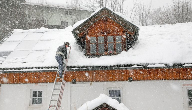 В Австрии четырех мужчин засыпало 6 метровым снегом, один умер