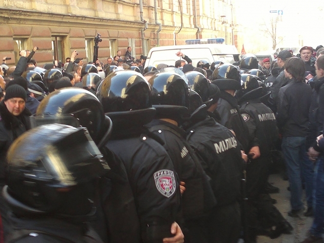 Пророссийские активисты в Харькове направляются к областному совету